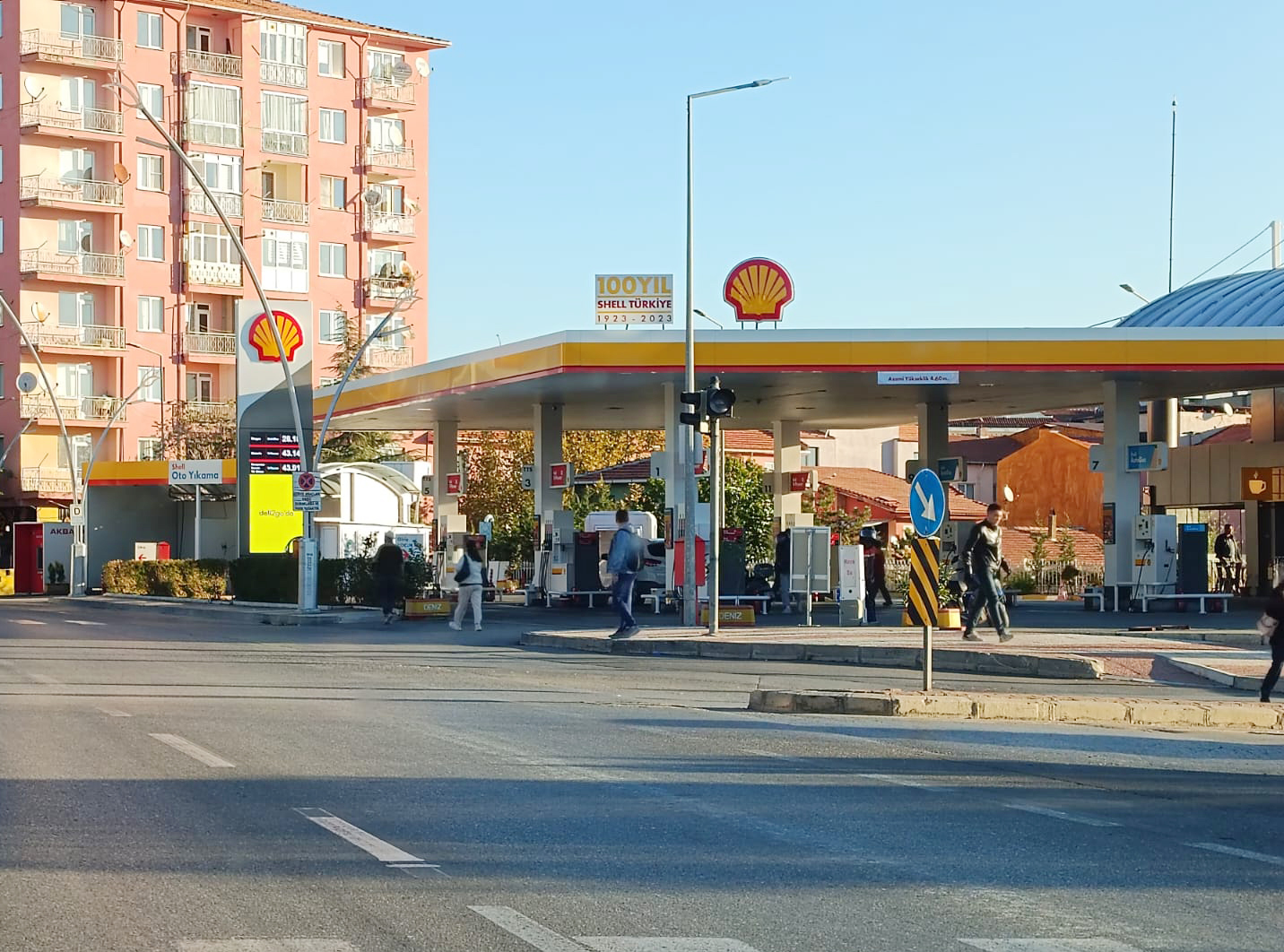 Akaryakıt fiyatları bir yükseliyor bir düşüyor