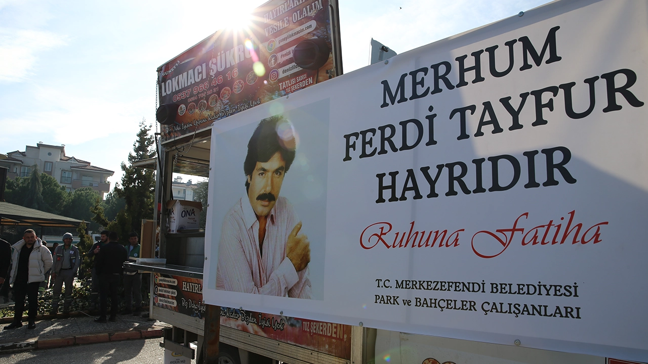 Denizli'de belediye işçileri Ferdi Tayfur için lokma dağıttı