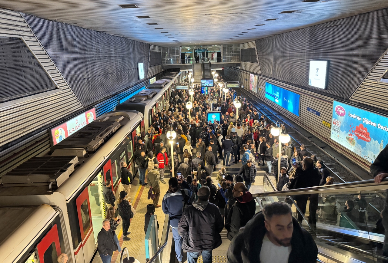 İzmir'de belediye otobüs şoförleri iş bırakma eylemi yaptı
