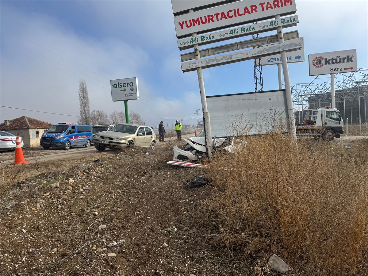 Afyonkarahisar'da iki otomobilin çarpıştığı kazada 2 kişi yaralandı