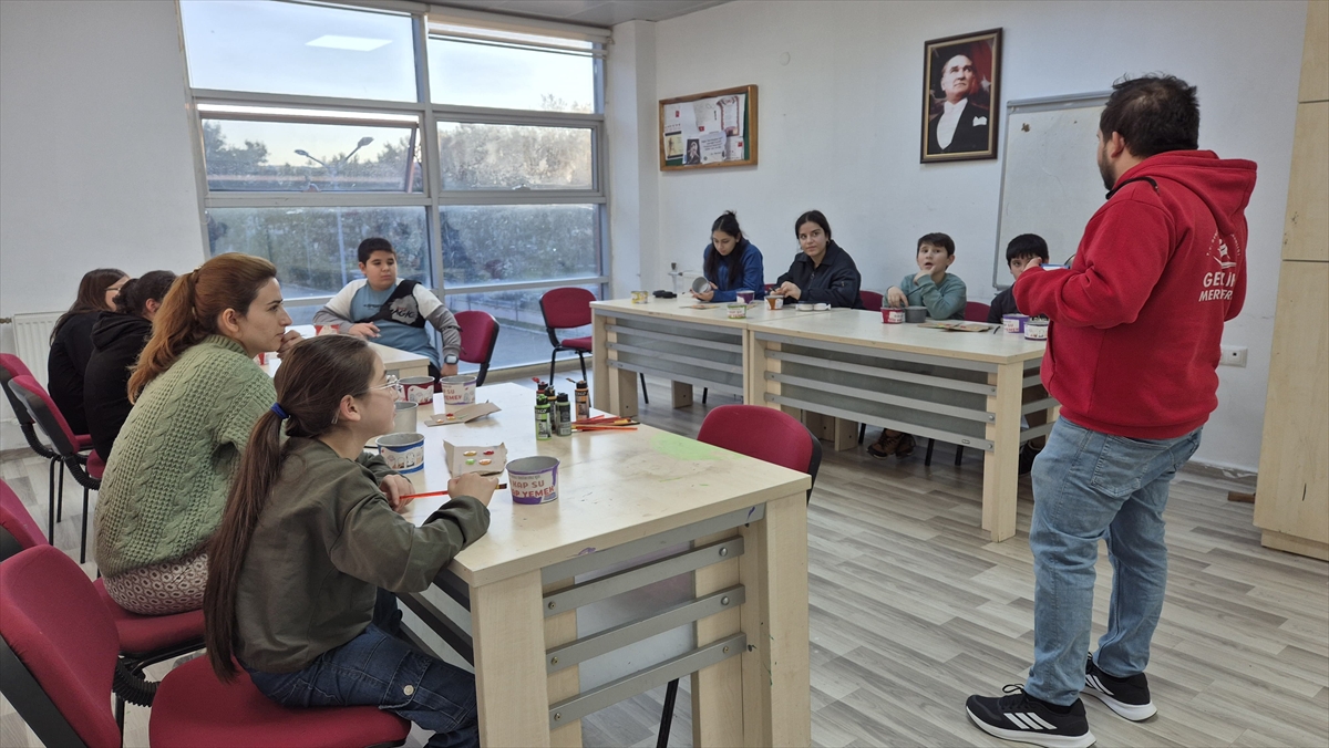 Muğla'da gönüllü gençler sokak hayvanları için mama kabı yaptı