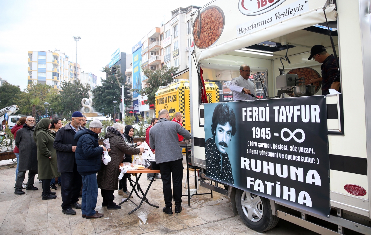 Manisalı hayranları, Ferdi Tayfur için lokma dağıttı