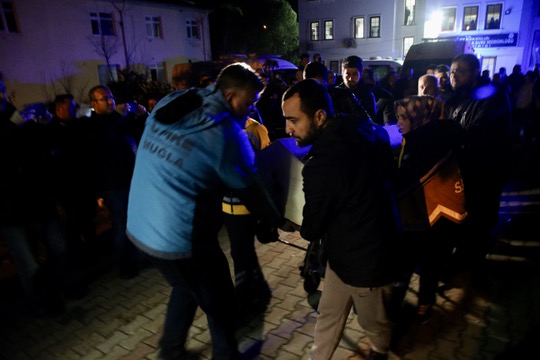 Fethiye'de hafif ticari araçla çarpışan motosikletin sürücüsü ağır yaralandı