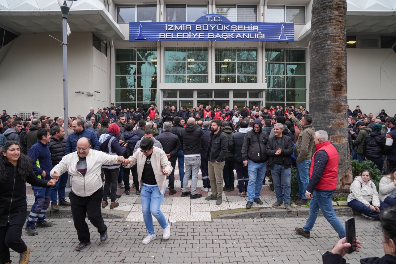 İzmir'de belediye iştiraki iki şirketin çalışanları iş bıraktı