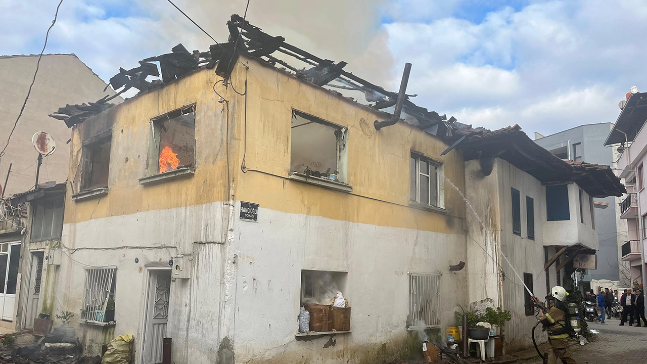 İzmir'de çıkan yangında müstakil ev kullanılmaz hale geldi