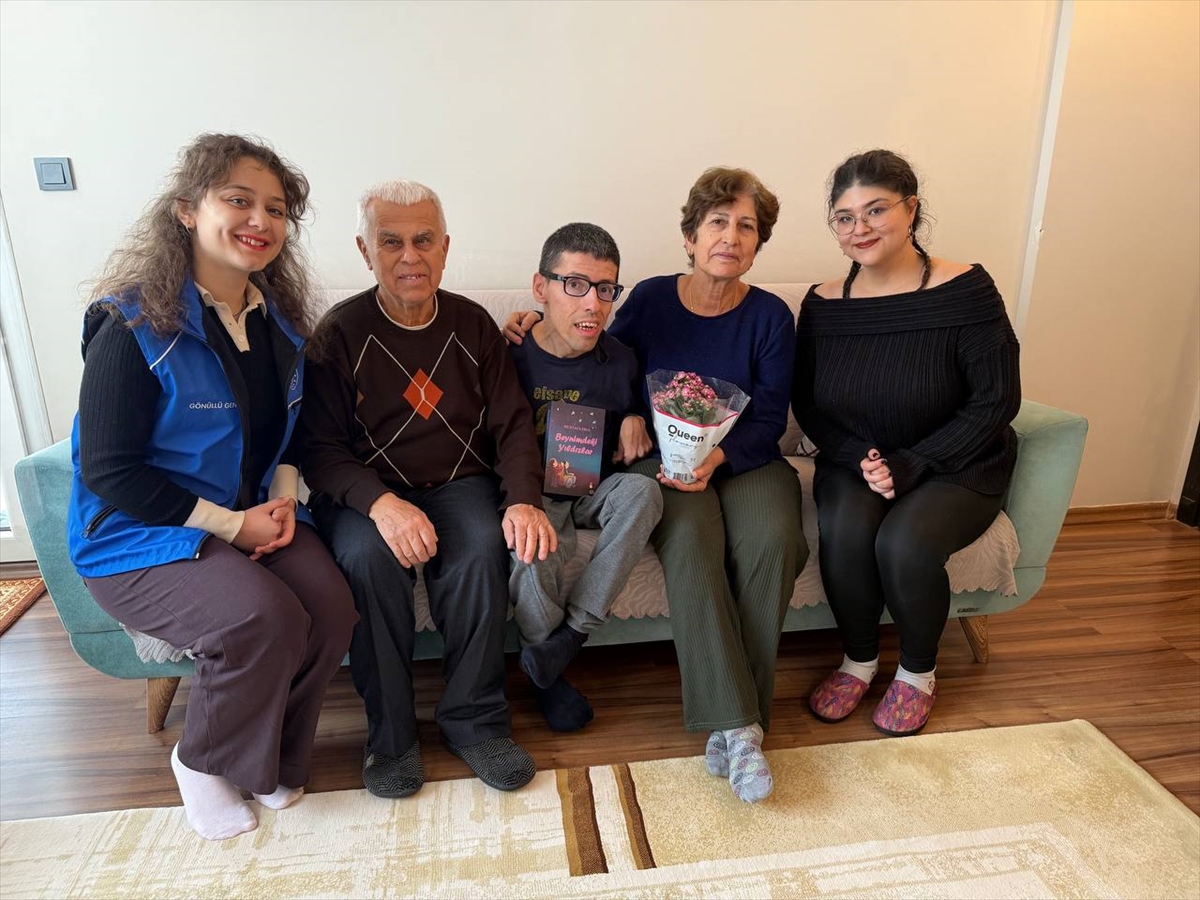 Aydın'da gönüllü gençler burnuyla kitap yazan Mustafa Erol'u ziyaret etti