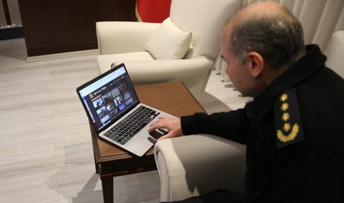 Denizli Emniyet Müdürü Sağdıç AA'nın "Yılın Kareleri" oylamasına katıldı