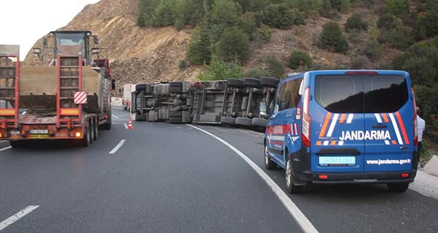 DEVRİLEN TIRIN SÜRÜCÜSÜ YARALANDI