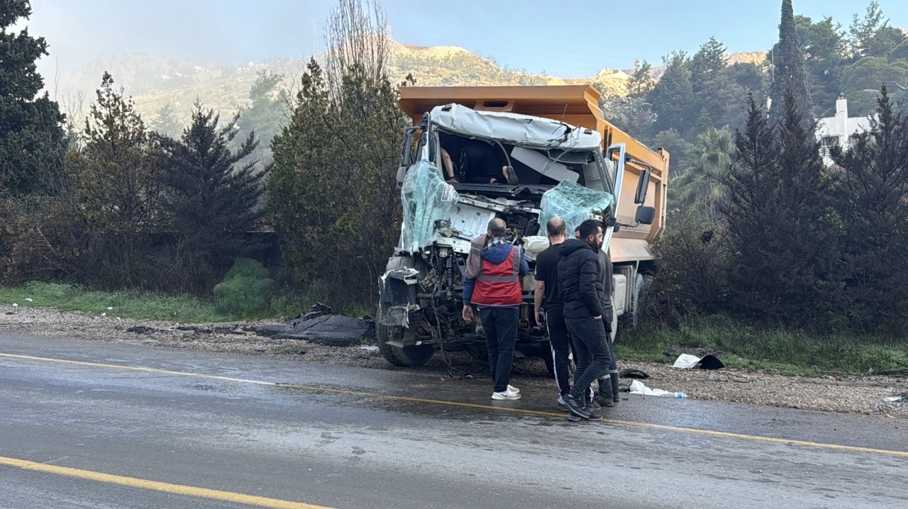 Bodrum'da iki hafriyat kamyonunun çarpıştığı kazada 1 kişi ağır yaralandı