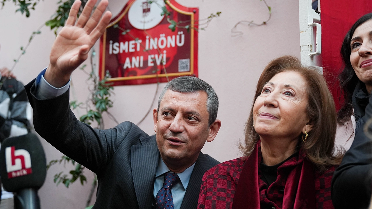 CHP Genel Başkanı Özel, İzmir'de İsmet İnönü'yü anma etkinliklerine katıldı