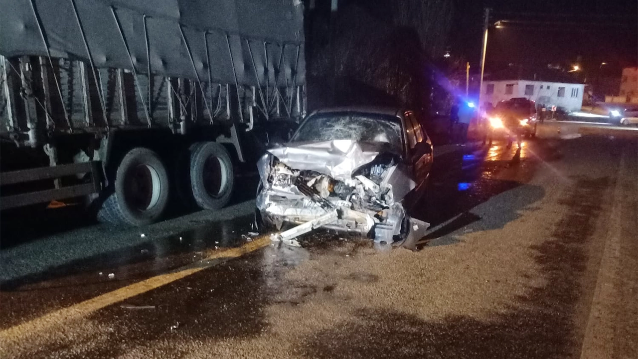 Uşak plakalı TIR Sandıklı'da kaza yaptı: 2 yaralı