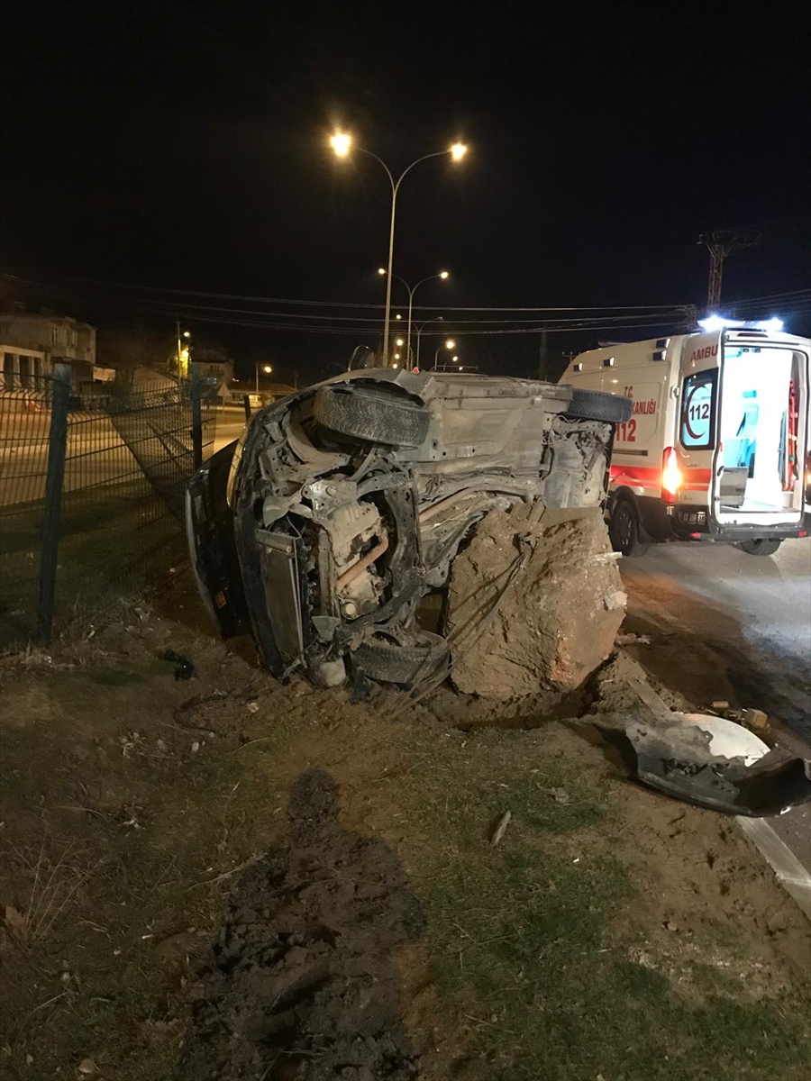 Aydınlatma direğine çarpan otomobildeki 4 kişi yaralandı