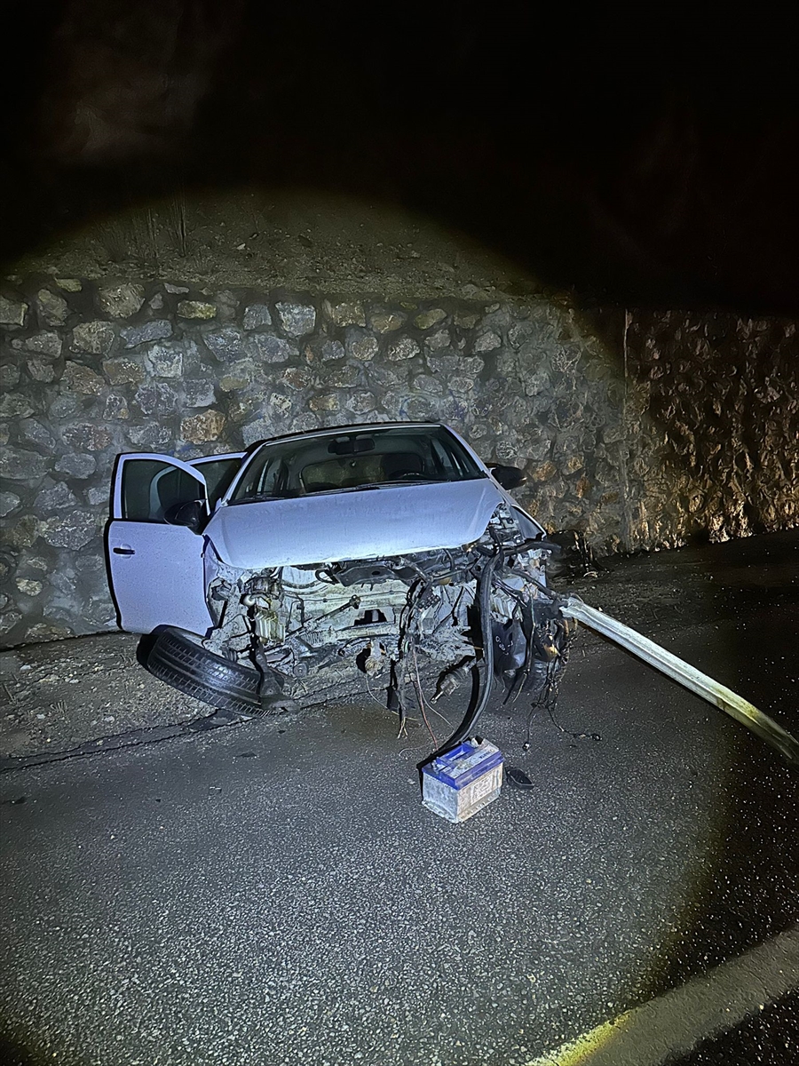 Afyonkarahisar'da istinat duvarına çarpan otomobildeki 5 kişi yaralandı