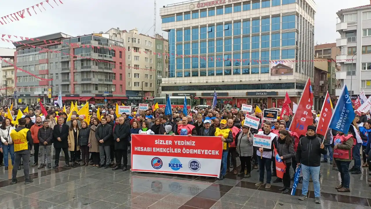 Uşak'ta Kamu Emekçileri İş Bıraktı: “Sefalet Zammını Kabul Etmiyoruz!”