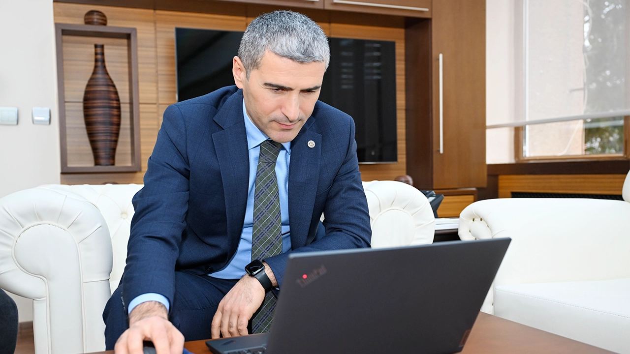 Vali Aktaş, AA'nın "Yılın Kareleri" Fotoğraflarını Seçti