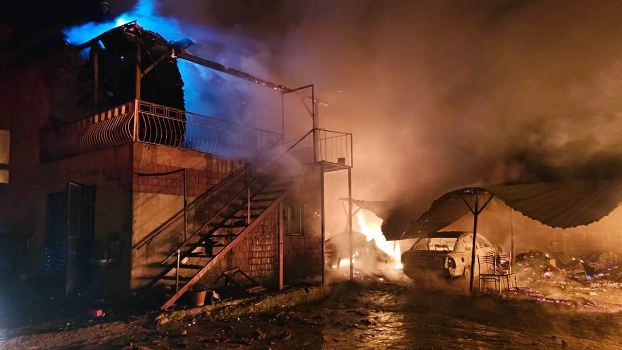 Park Halindeki Araçta Başlayan Yangın Eve Sıçradı