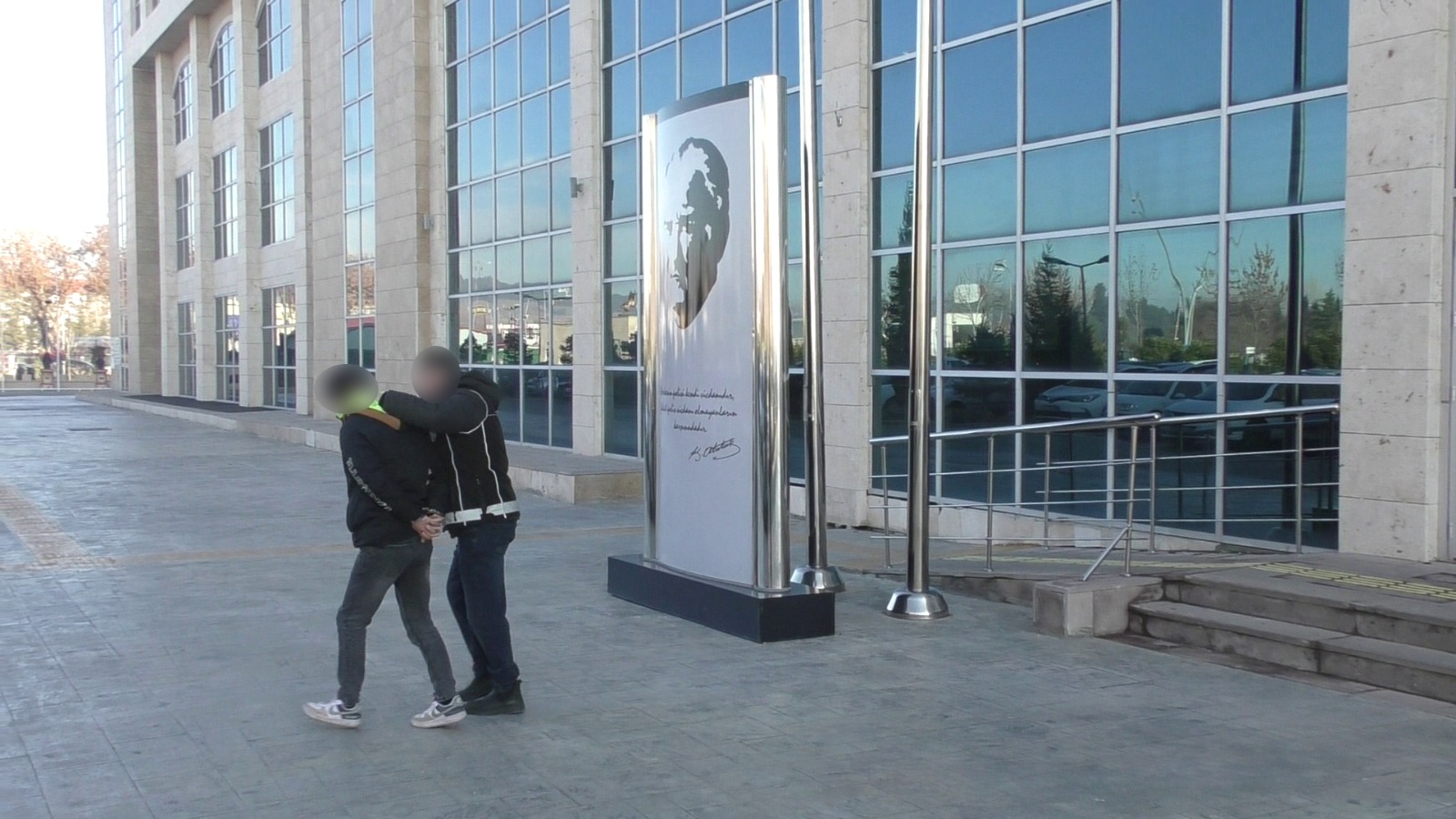 Germencik'te kaçakçılık operasyonunda 4 gözaltı