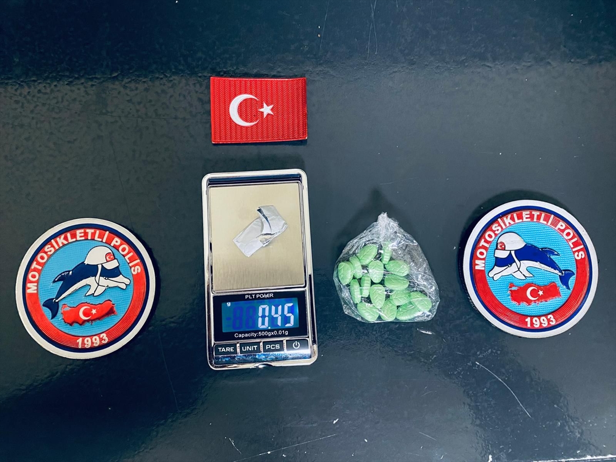 Manisa'da üzerinde uyuşturucu bulunan kişi gözaltına alındı