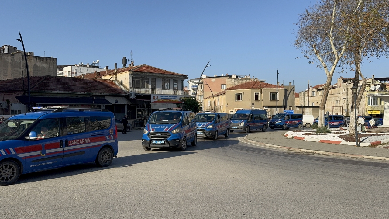 İzmir'de suç örgütü operasyonunda 11 şüpheli tutuklandı