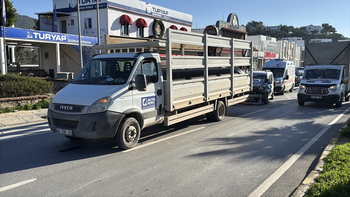 Bodrum'da hafif ticari araçla kamyonetin çarpışması sonucu 1 kişi yaralandı
