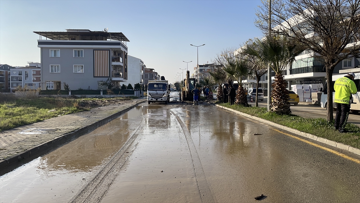Aydın'da patlayan su borusu trafiği aksattı