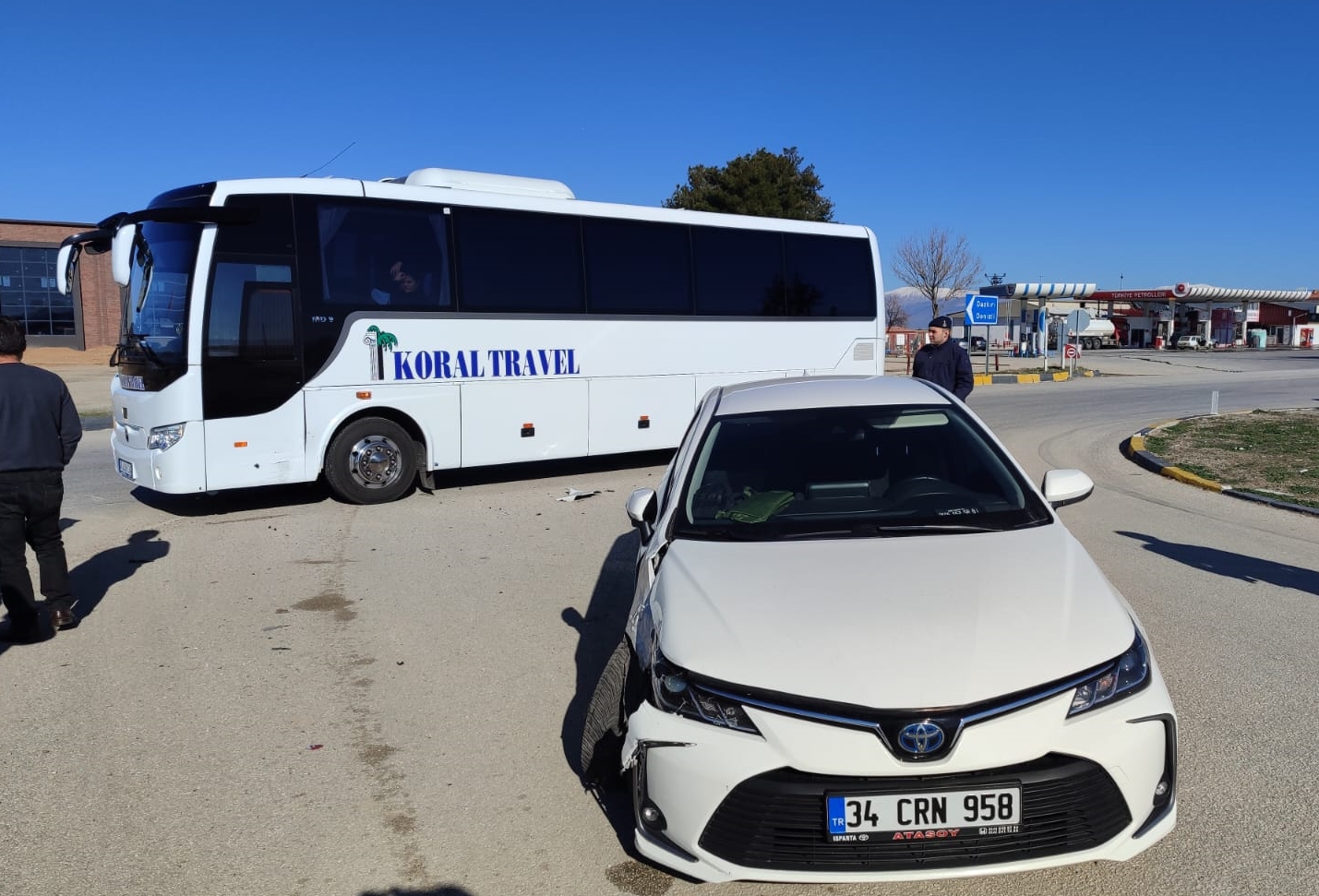 Afyonkarahisar'da tur otobüsü ile otomobilin çarptıştığı kazada 4 kişi yaralandı