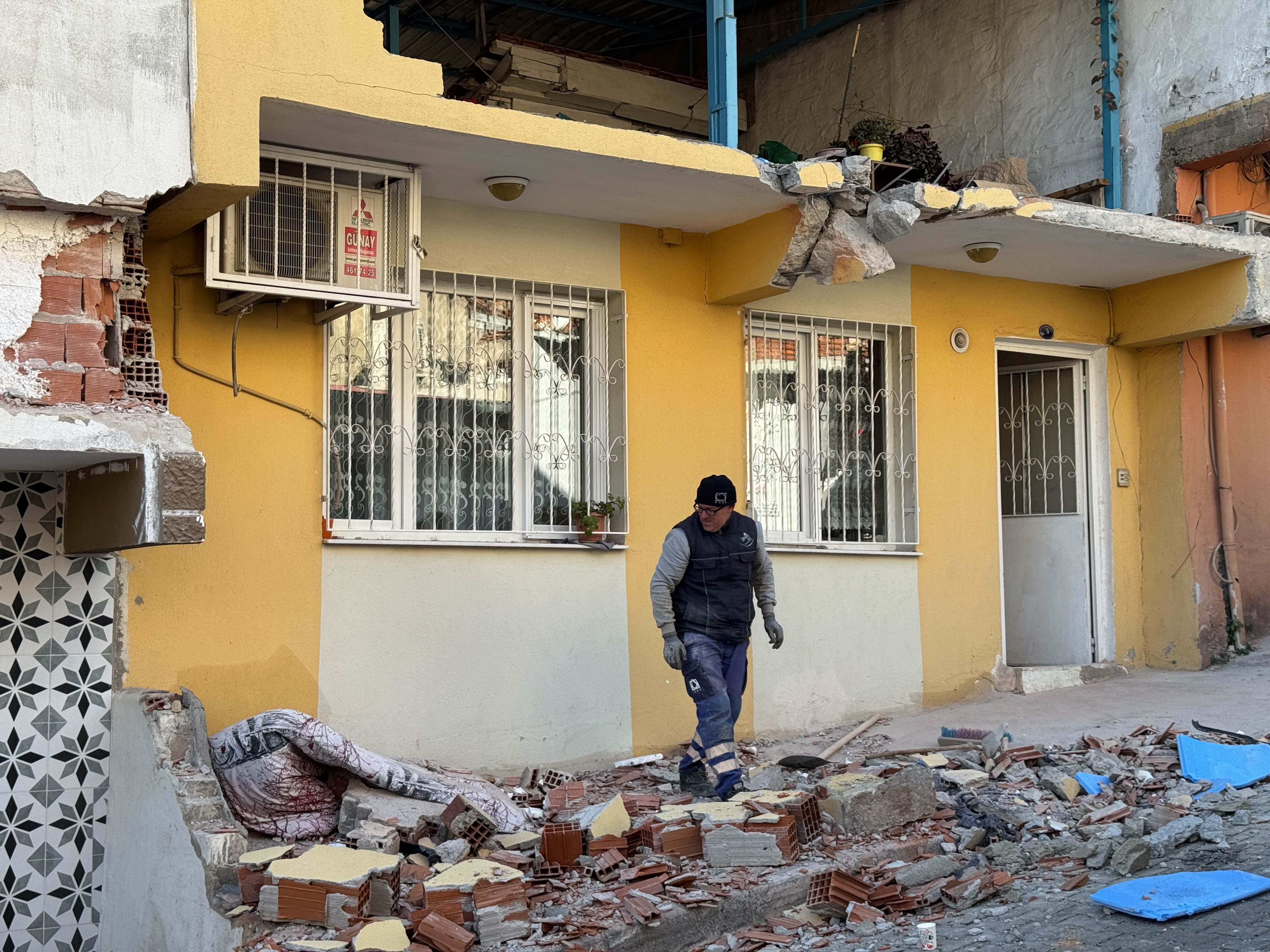 İzmir'de freni boşalan kamyon ev ve iki araca çarptı