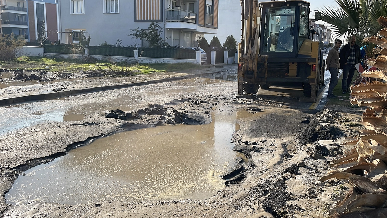 Bodrum'da isale hattının patlaması sonucu yolda göçük oluştu
