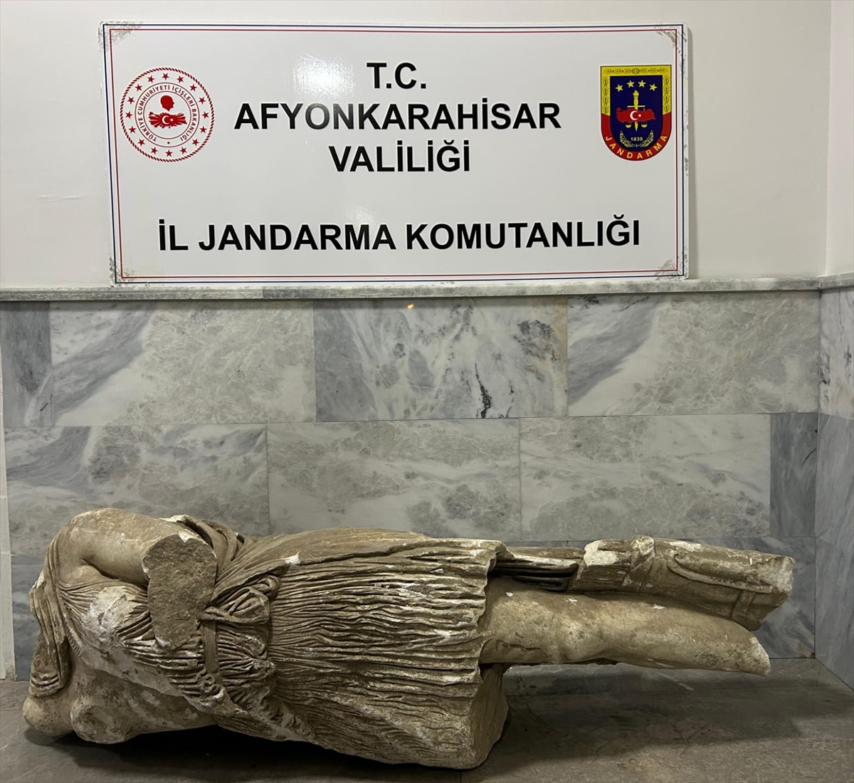 Afyonkarahisar'da tarihi değeri olduğu değerlendirilen heykel ele geçirildi