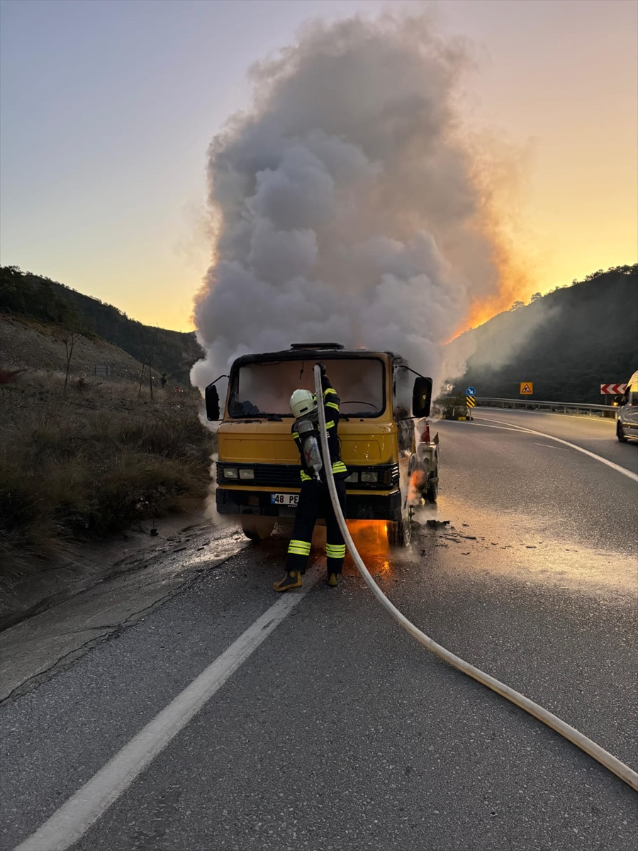 Fethiye'de akaryakıt taşıyan kamyonette çıkan yangın söndürüldü