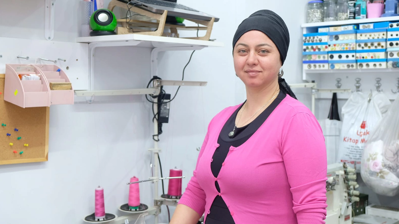 Semra Yılmaz, Uşak’ta Moda Danışmanlığı ve Terzilikte Fark Yaratıyor
