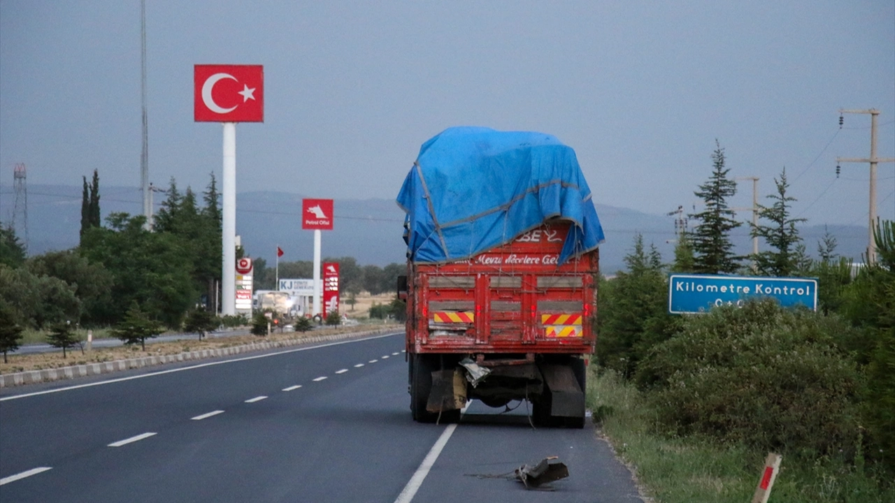 İzmir'de otobüs ile kamyon çarpıştı, 5 kişi yaralandı
