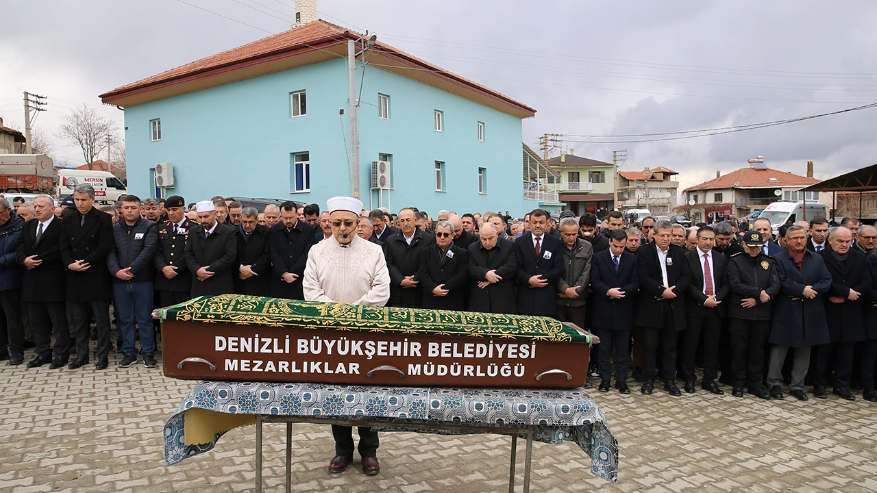 Denizli'de traktörün devrilmesi sonucu ölen sürücünün cenazesi defnedildi