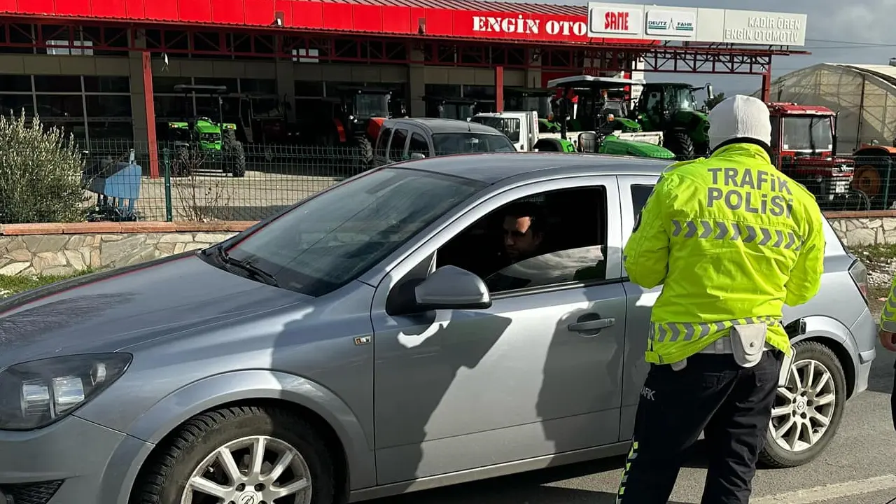 Bayraklı'da trafiği tehlikeye düşüren sürücüye para cezası