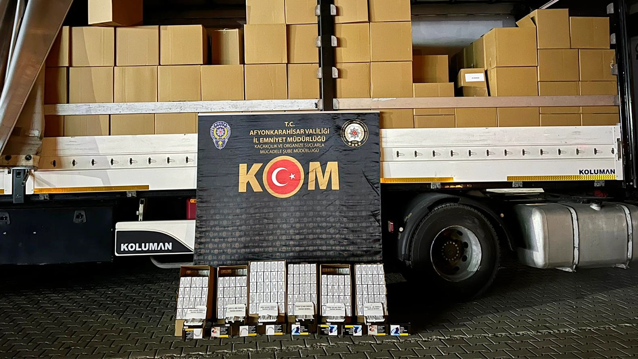 Afyonkarahisar'da bir tırda 6 milyon filtreli sigara kağıdı ele geçirildi