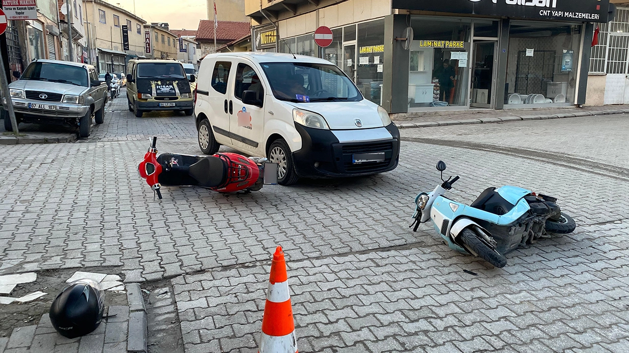 Ticari Araç İki Motora Birden Çarptı