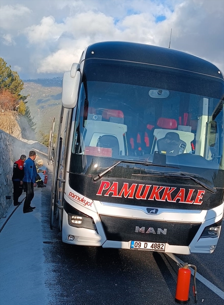 Denizli'de yolcu otobüsünde çıkan yangında hasar oluştu