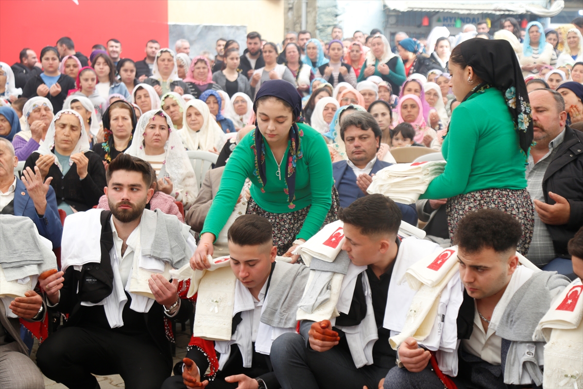 İzmir Ödemiş'te gençler 95 yıllık gelenekle askere uğurlanıyor