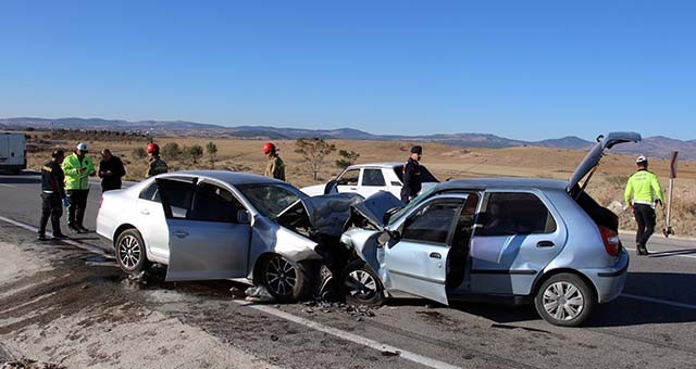 Uşak'ta iki aracın çarpıştığı trafik kazasında 1 kişi öldü, 4 kişi yaralandı