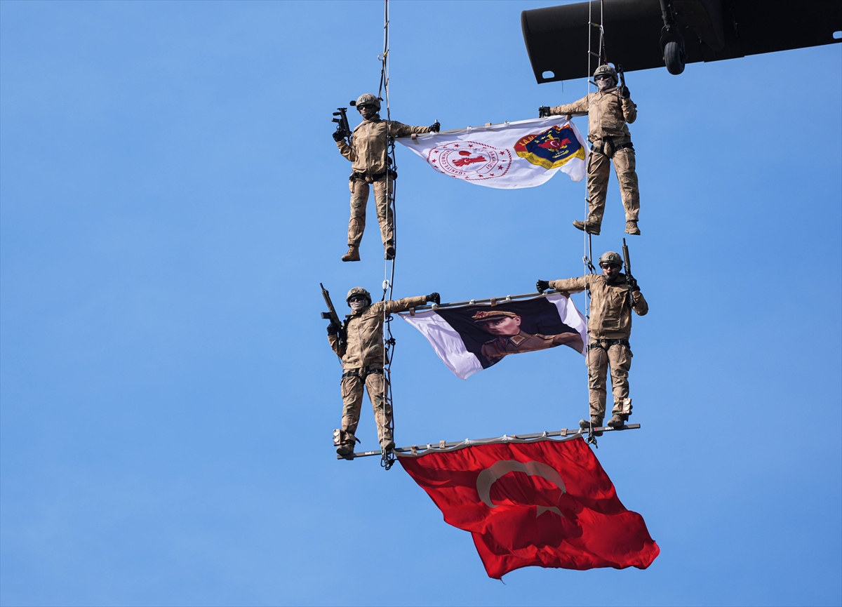 İzmir'de 479 jandarma subay adayı komando kursunu tamamladı