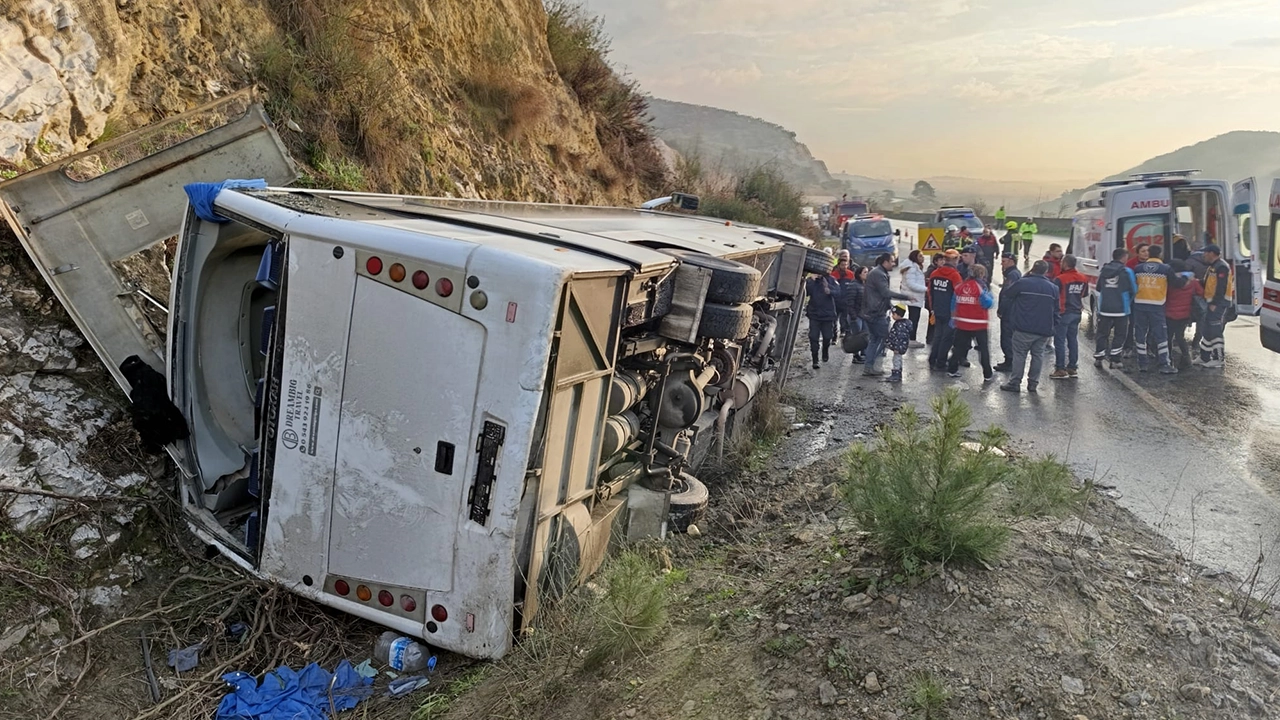 Aydın'da devrilen tur midibüsündeki 23 kişi yaralandı