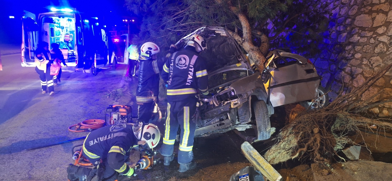 Denizli'de ağaca çarpan otomobildeki 2 kişi öldü, 1 kişi yaralandı