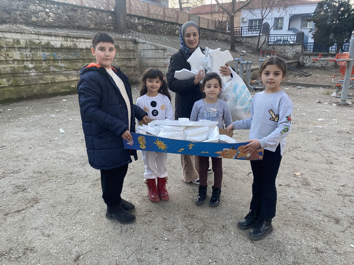Alaşehir'de minik eller parktaki çöpleri temizledi