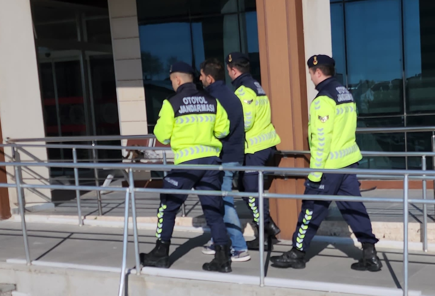Bir kamyonda çöplerin arasına saklanmış uyuşturucu ele geçirildi