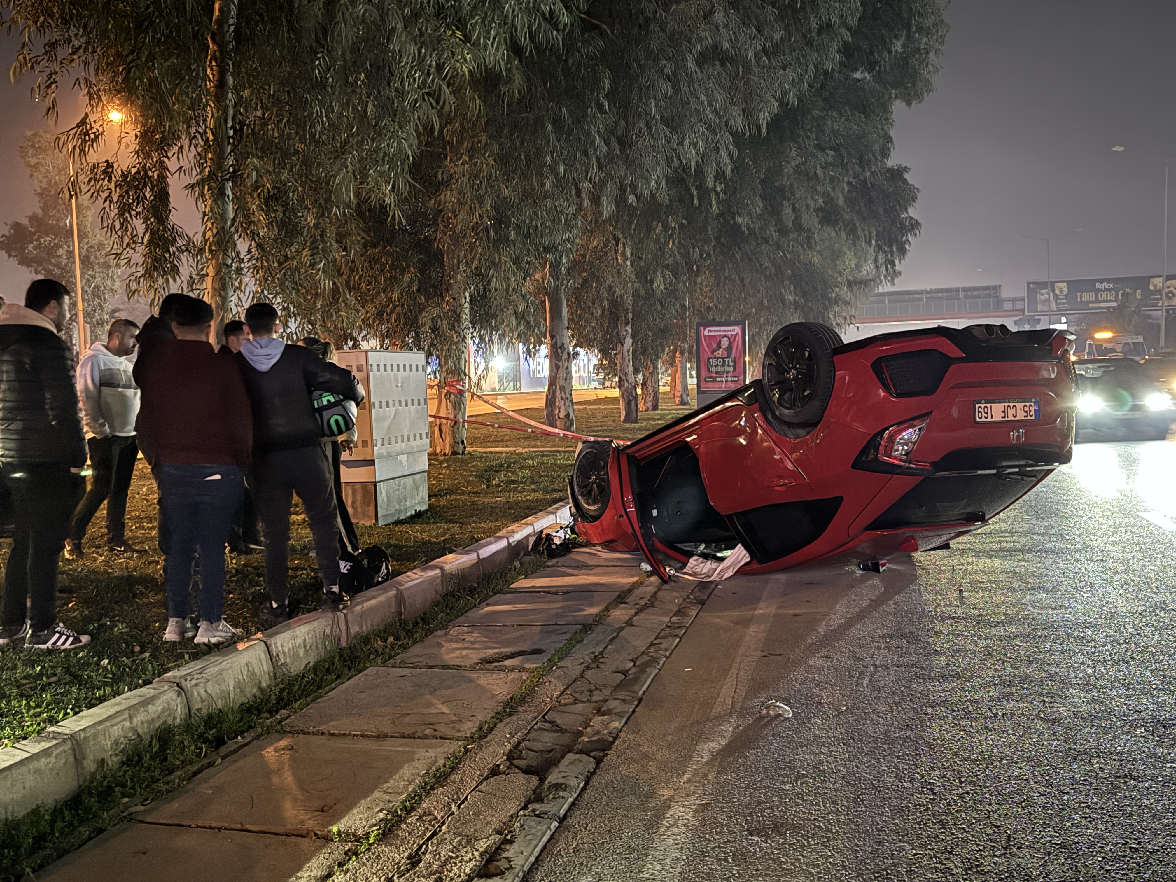 İzmir'de zincirleme trafik kazasında 2 kişi yaralandı