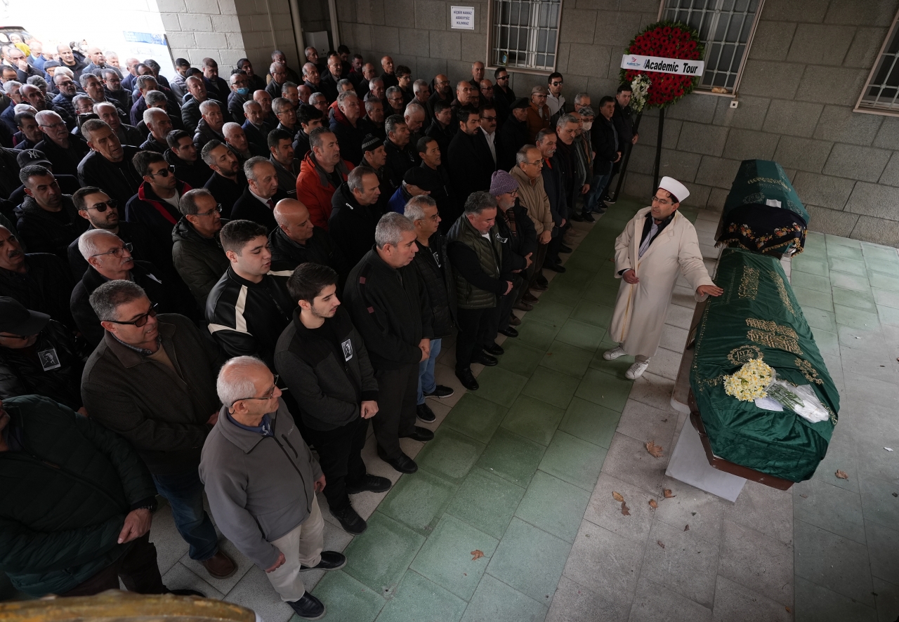 Halk müziği sanatçısı Rıza Konyalı, İzmir'de son yolculuğuna uğurlandı