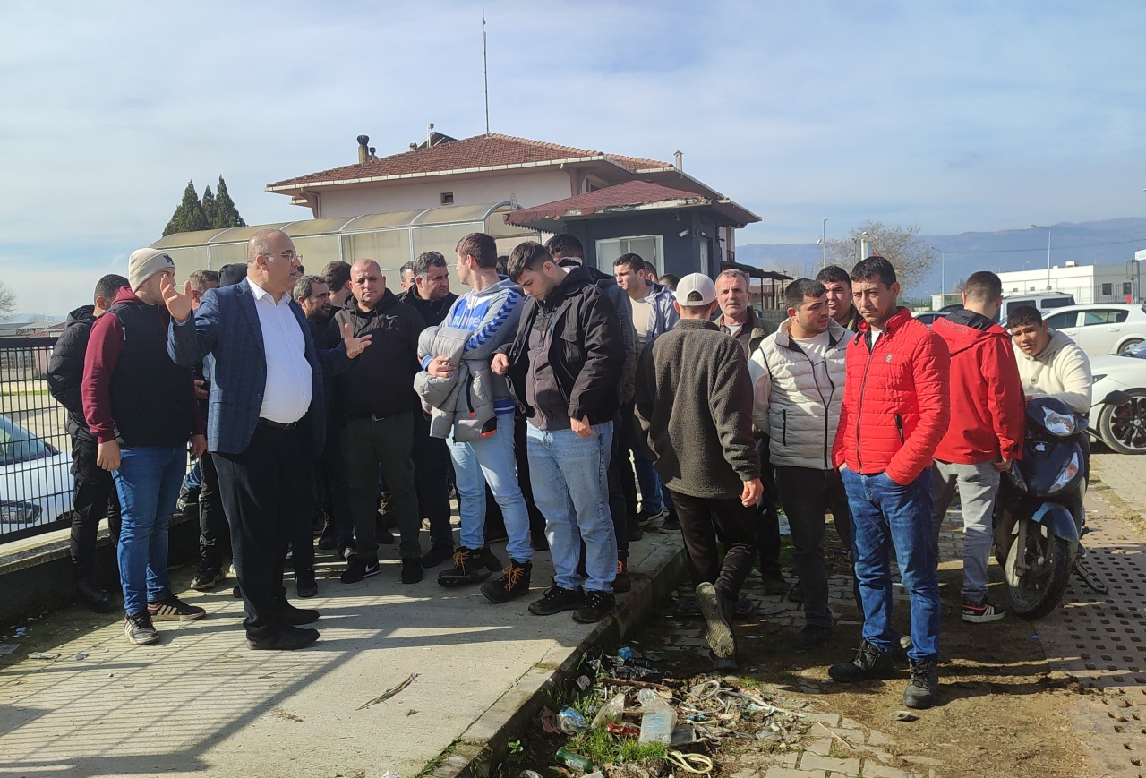 Tekgıda-İş yöneticisinden ücretsiz izne çıkarılan İzmir Büyükşehir Belediyesi işçilerine ziyaret