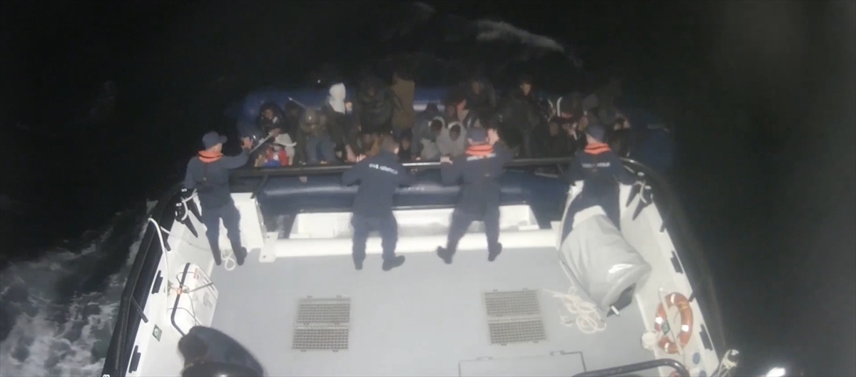 İzmir açıklarında 37 düzensiz göçmen kurtarıldı