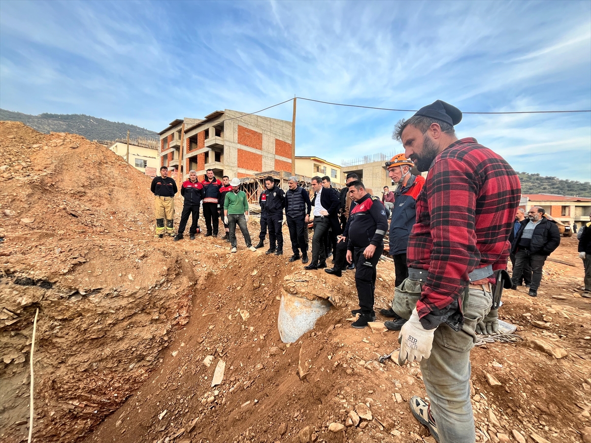 İzmir'de inşaat alanındaki göçükte kalan işçi kurtarıldı
