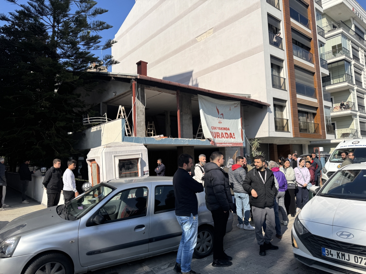İzmir'de tamir için çıktığı çatıdan düşen işçi öldü